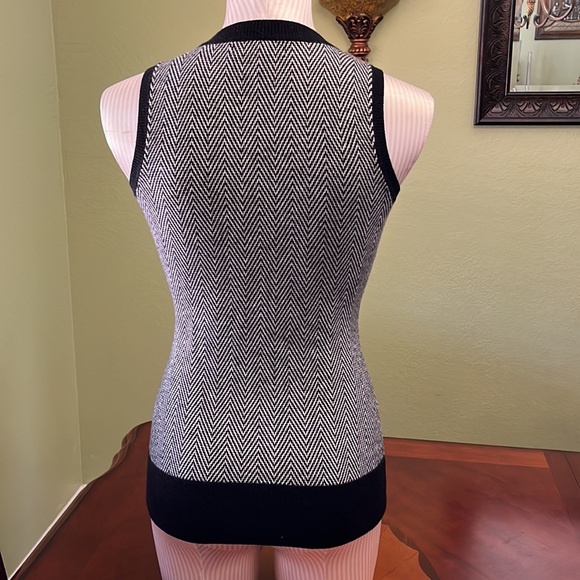 Express black & white vest - Picture 2 of 2